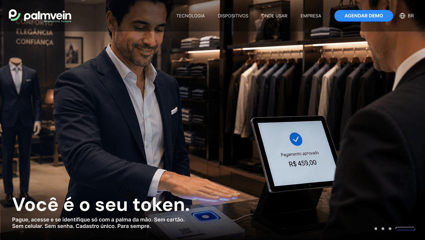 Cliente pagando com a palma da mão em uma loja